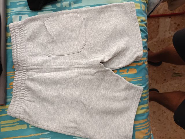 Pantalones deportivos grises