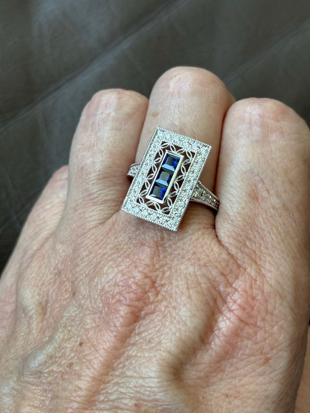 Anillo zafiros y diamantes, oro blanco 14k.