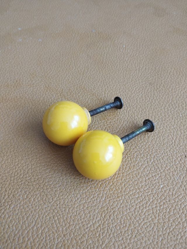 2 tiradores-pomos amarillos vintage