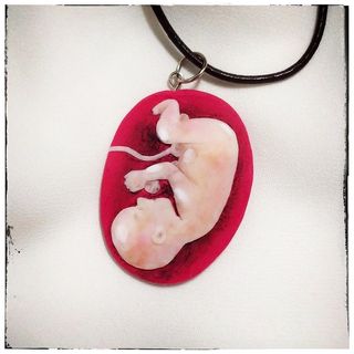 Colgante bebé fimo rojo