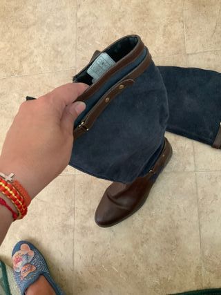 Botas altas azul marino y marrón