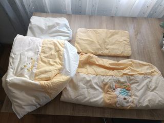 Mini cuna + ropa de cuna.