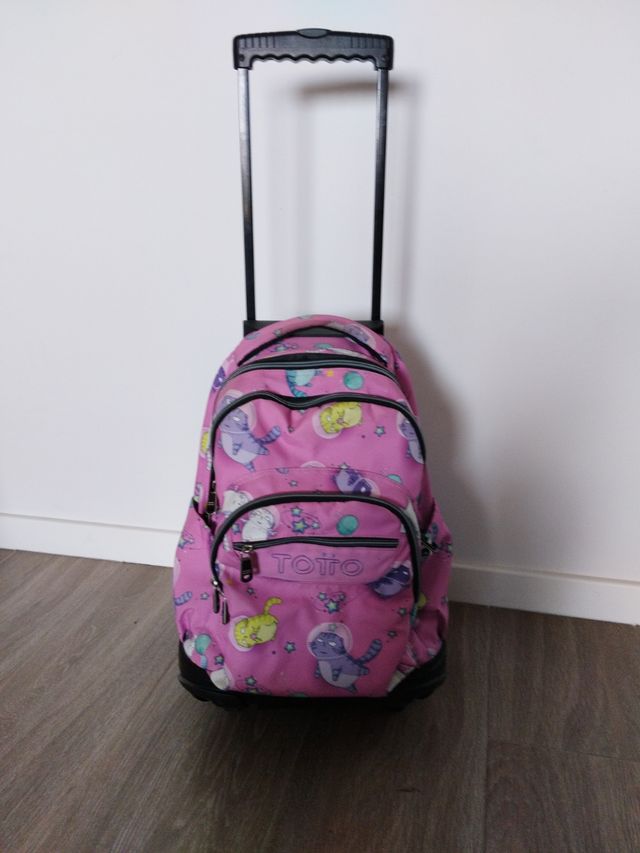 Mochila escolar marca Totto con ruedas .