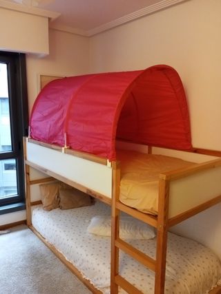Cama litera Kura Ikea reversible
Incluye carpa