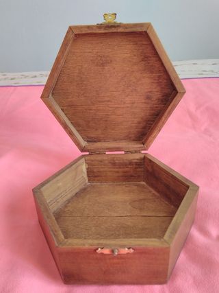 Caja hexagonal madera marrón