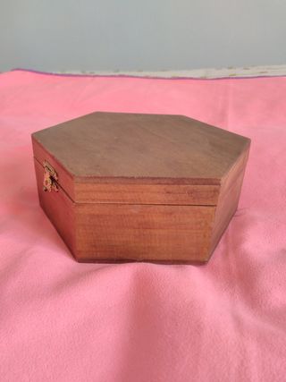 Caja hexagonal madera marrón