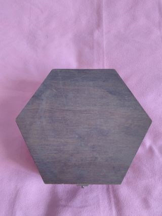 Caja hexagonal madera marrón