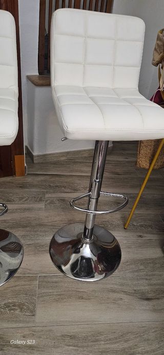 Taburetes blancos de piel sintética