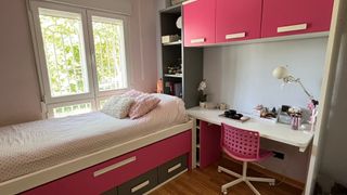 Dormitorio juvenil rosa y gris. Muebles y colchón 