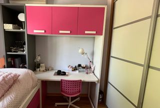Dormitorio juvenil rosa y gris. Muebles y colchón 