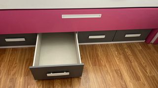 Dormitorio juvenil rosa y gris. Muebles y colchón 