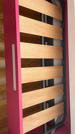 Dormitorio juvenil rosa y gris. Muebles y colchón 