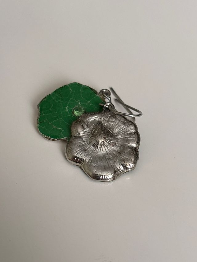 Pendientes de hojas verdes con cristales