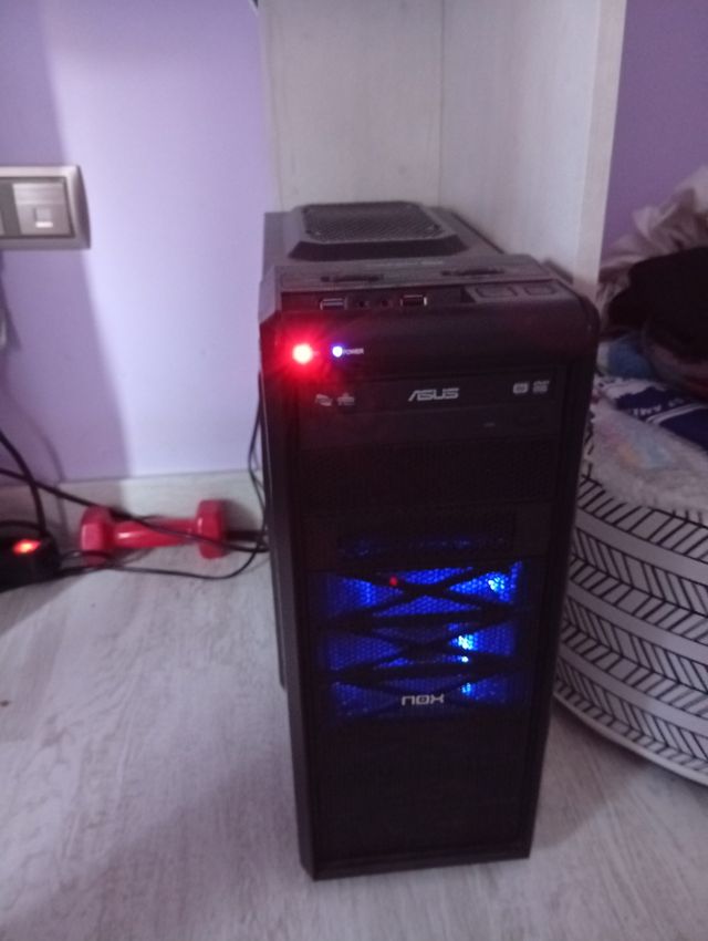 PC Asus sobremesa - torre negra