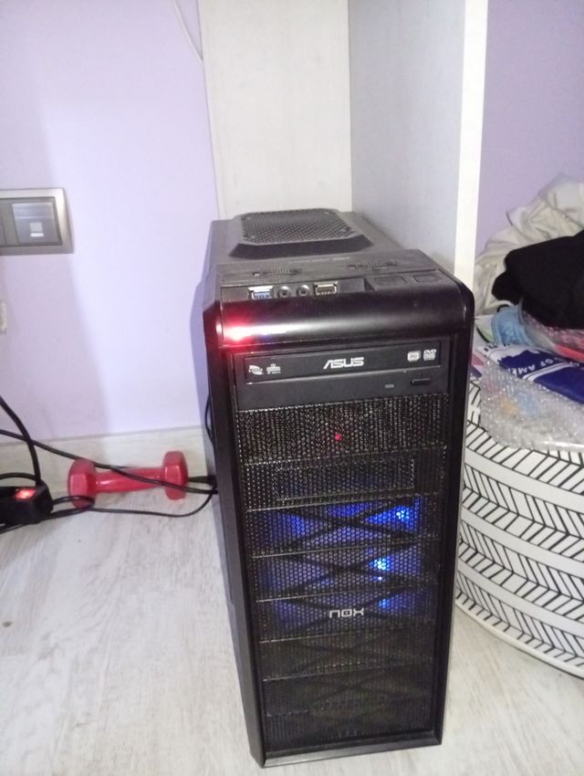 PC Asus sobremesa - torre negra