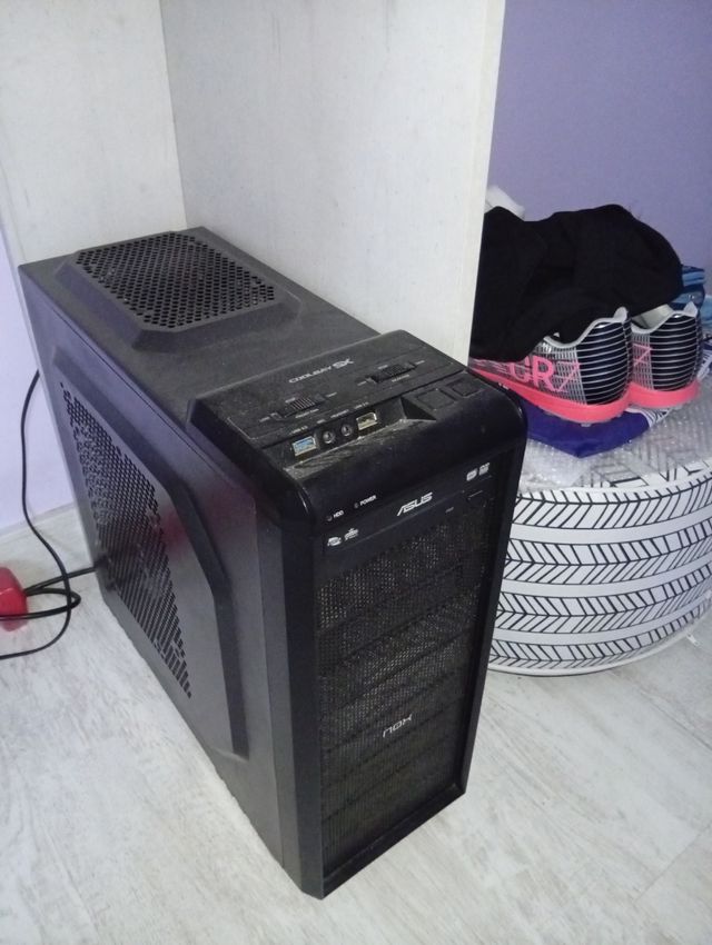 PC Asus sobremesa - torre negra