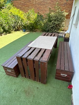Mesa jardín madera + bancos almacenaje.