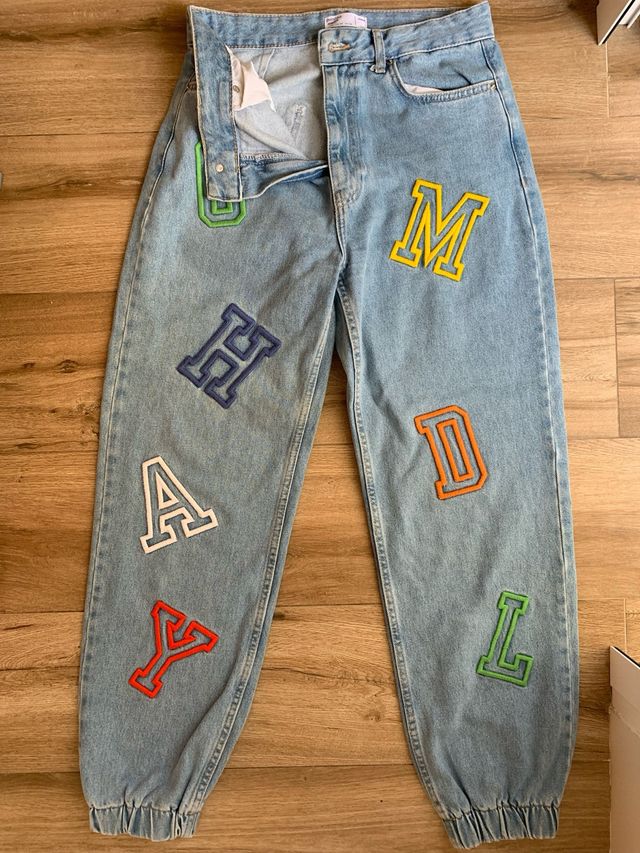 Vaqueros Bershka con letras