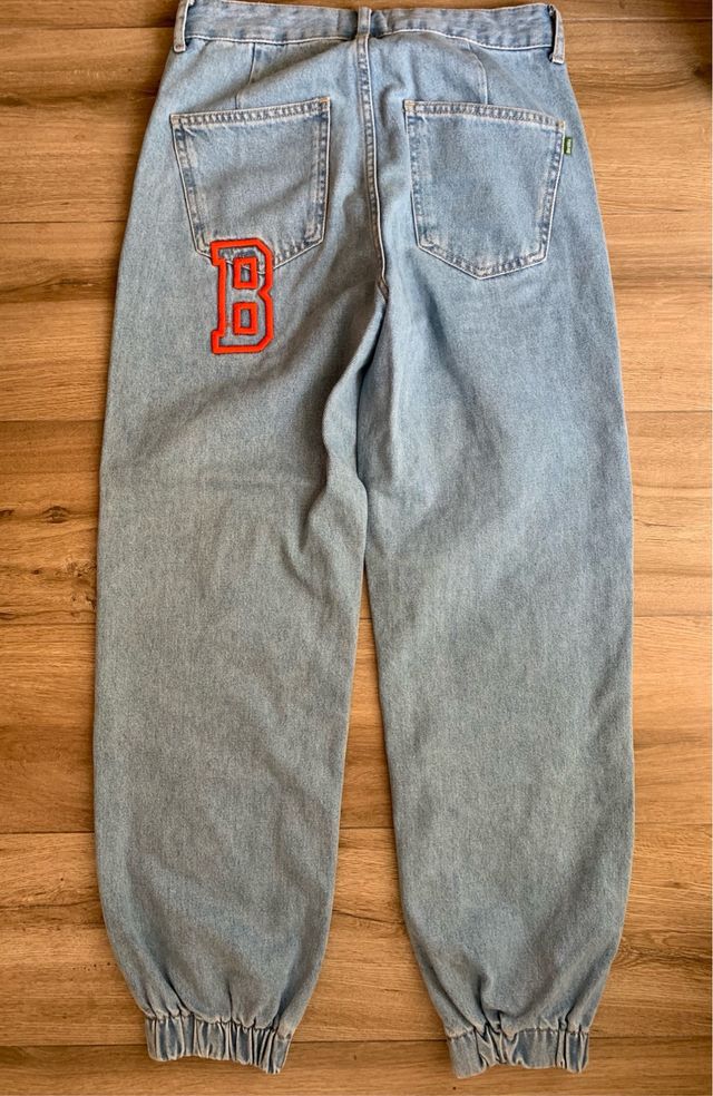 Vaqueros Bershka con letras