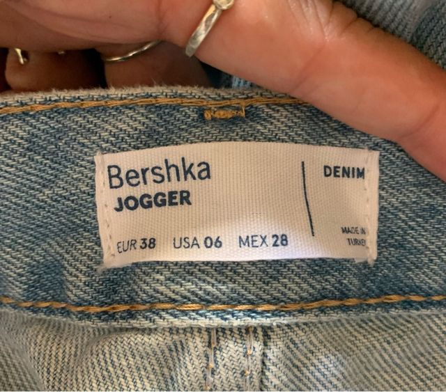 Vaqueros Bershka con letras