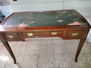 Escritorio antiguo de madera