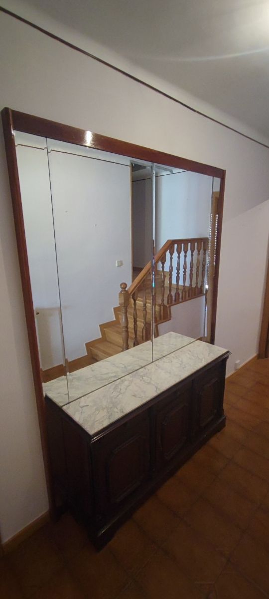 Mueble recibidor vintage con espejo.