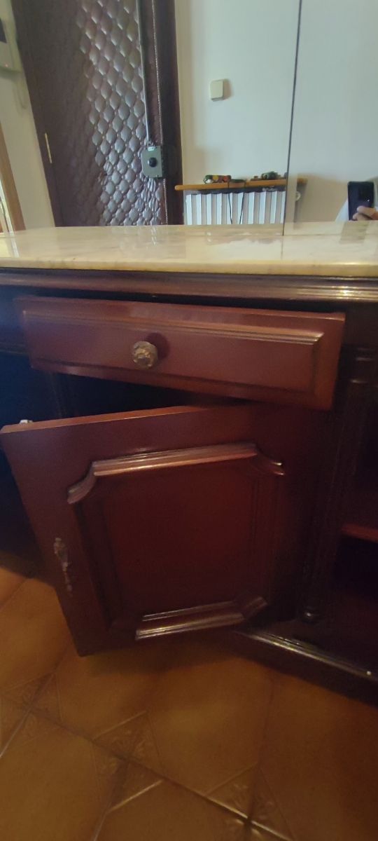 Mueble recibidor vintage con espejo.