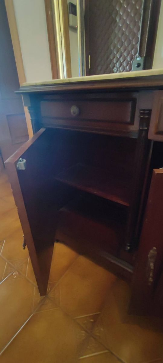 Mueble recibidor vintage con espejo.