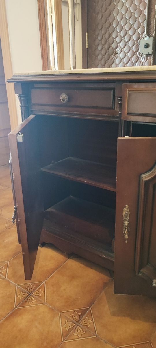 Mueble recibidor vintage con espejo.