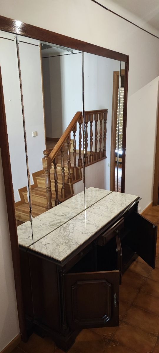 Mueble recibidor vintage con espejo.