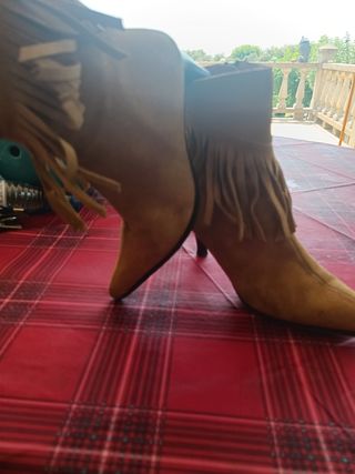 Botines beige flecos mujer