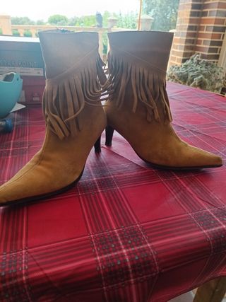 Botines beige flecos mujer