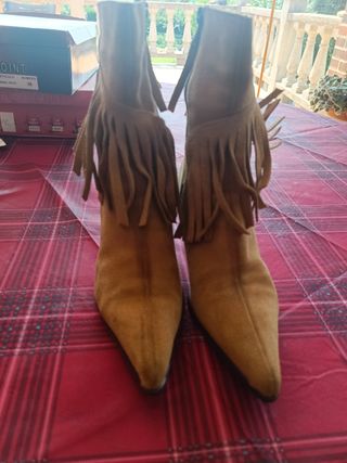 Botines beige flecos mujer