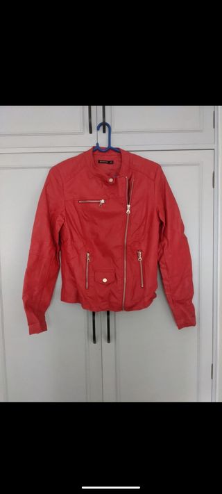 Chaqueta roja piel sintética mujer