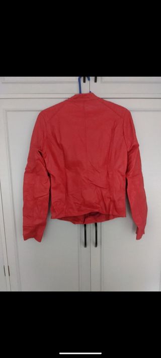 Chaqueta roja piel sintética mujer