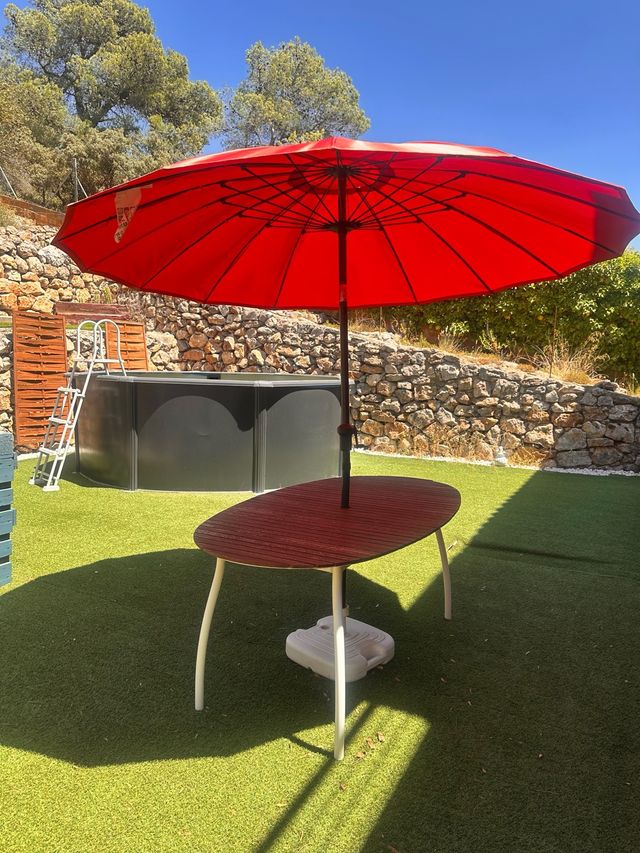 Mesa exterior modelo VINDALSO con sombrilla