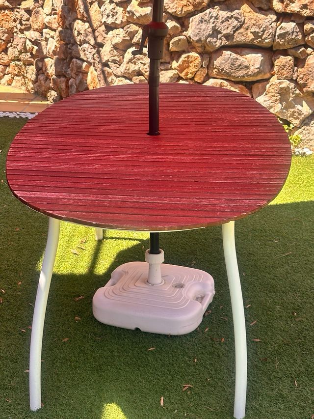 Mesa exterior modelo VINDALSO con sombrilla