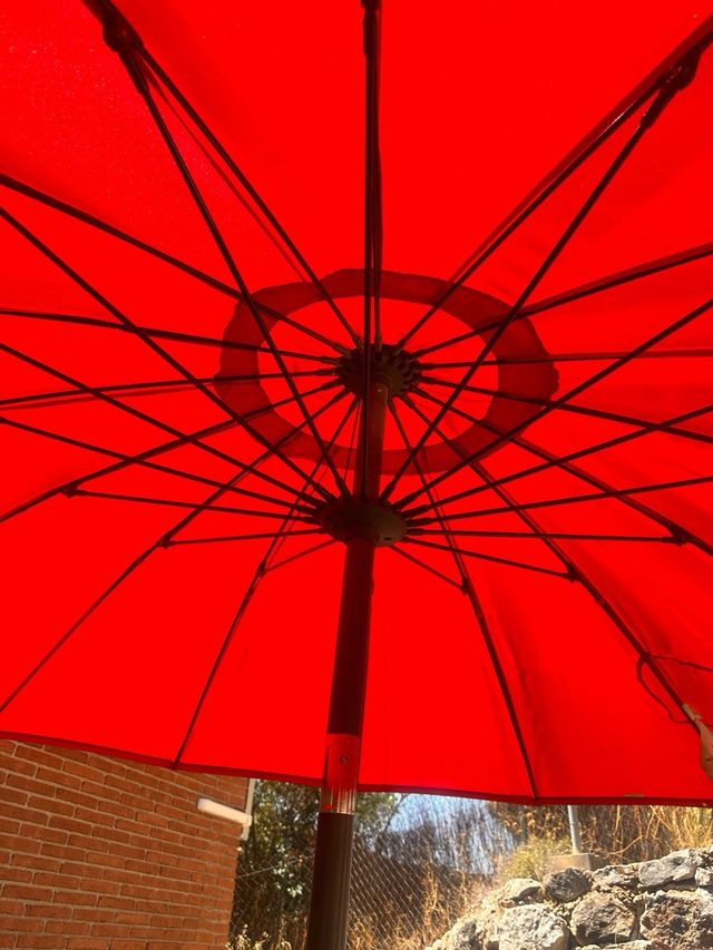 Mesa exterior modelo VINDALSO con sombrilla