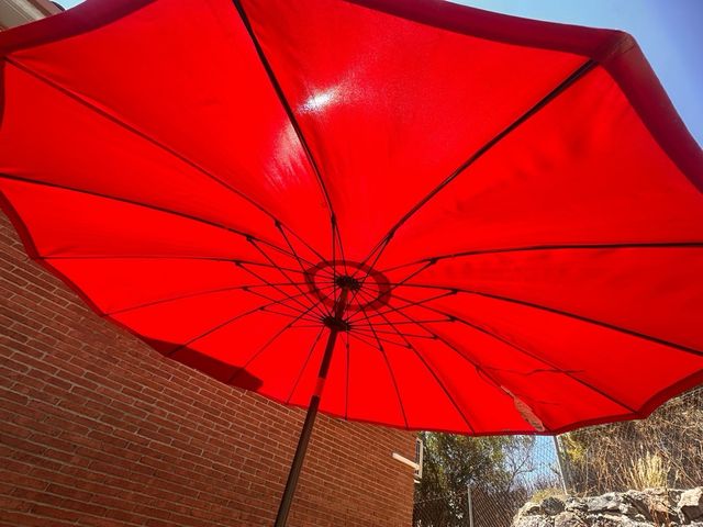 Mesa exterior modelo VINDALSO con sombrilla