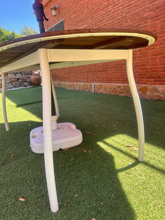 Mesa exterior modelo VINDALSO con sombrilla