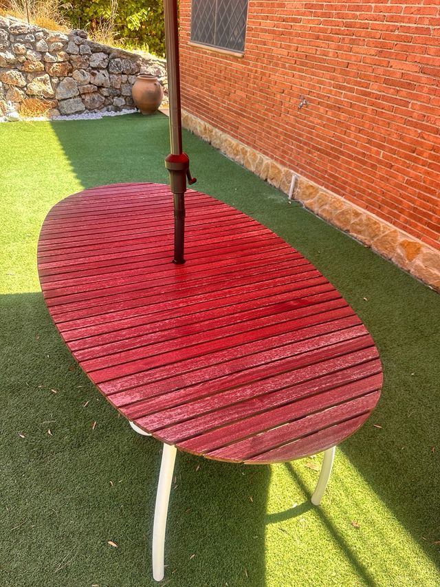 Mesa exterior modelo VINDALSO con sombrilla