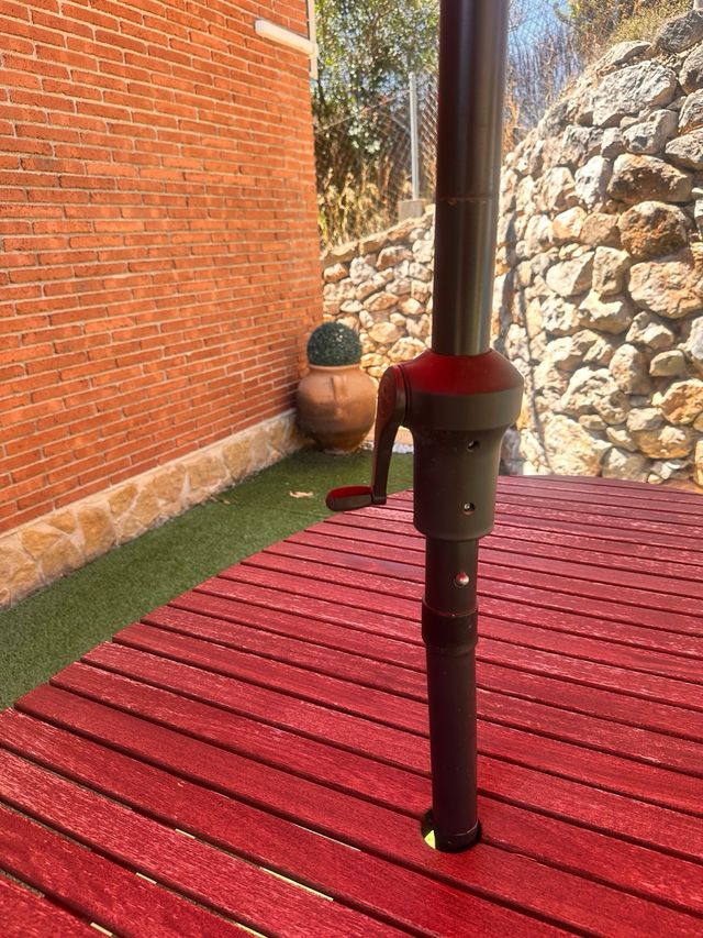 Mesa exterior modelo VINDALSO con sombrilla