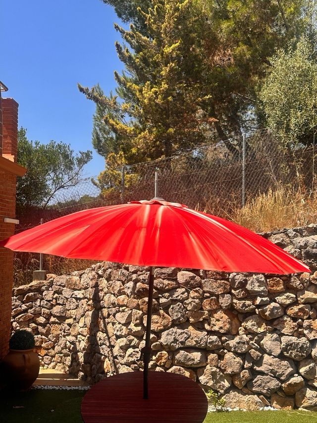 Mesa exterior modelo VINDALSO con sombrilla