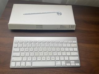 Teclado inalámbrico Apple más dos fundas