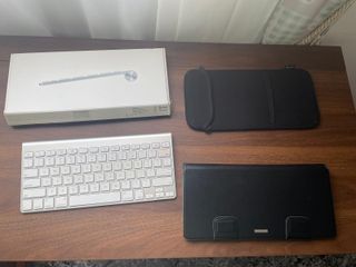 Teclado inalámbrico Apple más dos fundas