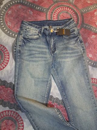 Jeans elásticos acampanados talla M  Nuevos sin es