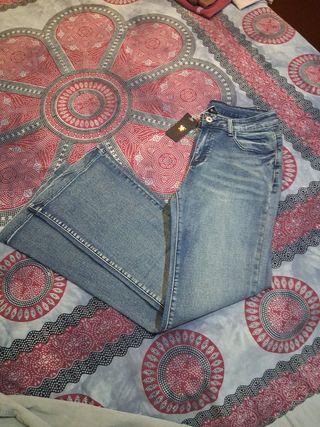Jeans elásticos acampanados talla M  Nuevos sin es