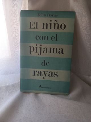 El niño con el pijama de rayas