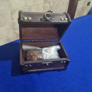 Cofanetto vintage forziere con 100 monete regalo