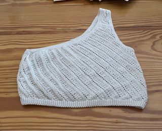 Top Stradivarius beige hombro